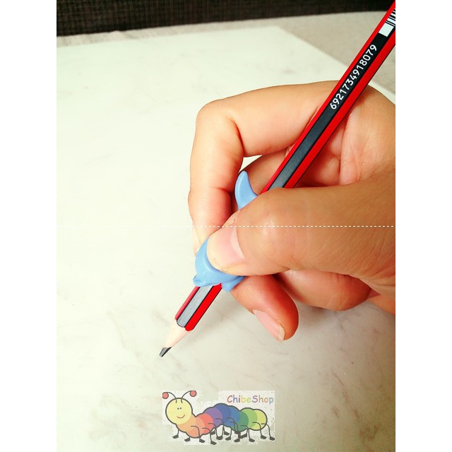 Combo 100 định vị cầm bút hình cá heo giúp trẻ luyện viết chữ đẹp