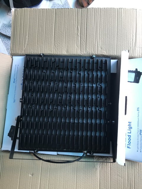 Đèn pha led  200W chuyên công trình ngoài trời, sân thể thao sân vận động, vỏ nhôm đúc dày tản nhiệt tốt chống nước IP66