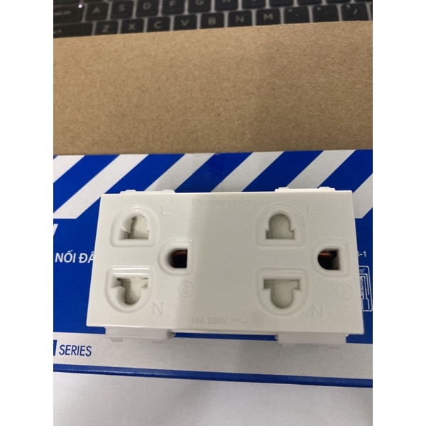 Ổ cắm đôi 3 chấu Wide cắm nhanh Panasonic WEV1582SW