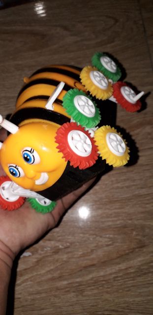 Một chiếc xe mô hình con Ong bằng nhựa chạy PIN rất đẹp tặng kèm pin
