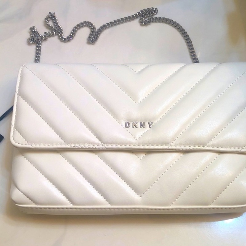 Túi DKNY Veronica Clutch Trắng Nhẹ Nhàng & Thanh Lịch