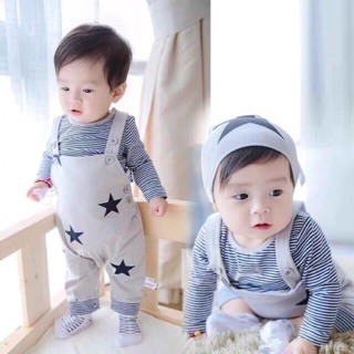 Set áo thun kẻ cùng quần yếm và mũ