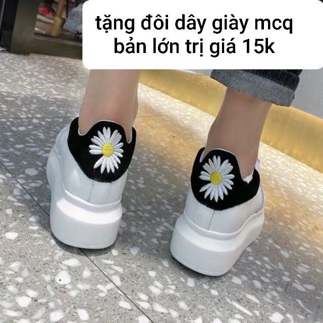 Giày thể thao nữ mcq gót đen thêu hoa cúc siêu chất(tặng 1 đôi dây bản to)