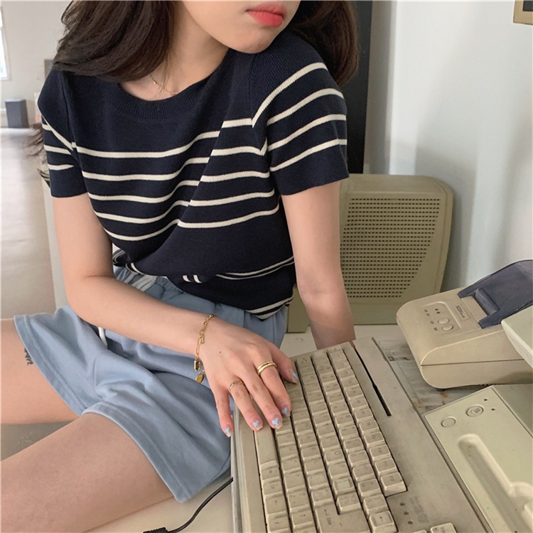 【Hana and Alice】Áo Thun Dệt Kim Ngắn Tay Cổ Tròn Họa Tiết Kẻ Sọc Màu Sắc Tương Phản