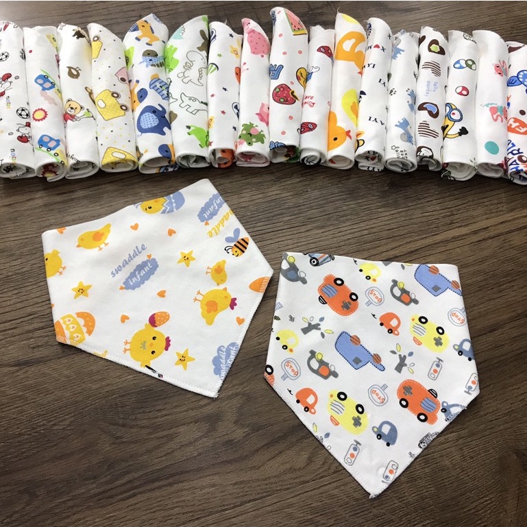 Yếm xô tam giác 4 lớp cho bé có 2 nấc cúc bấm tiện lợi