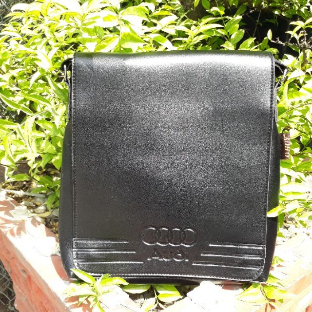 Túi da đeo chéo thời trang nam