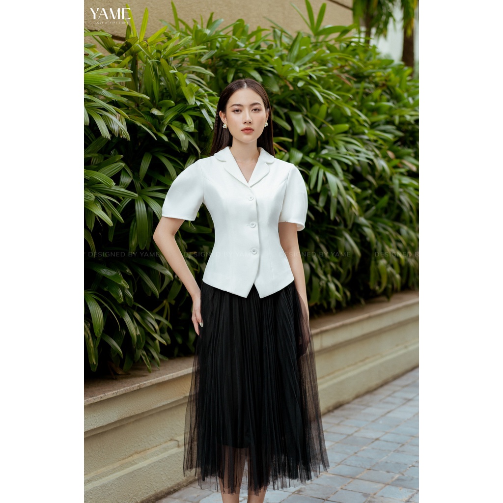 Áo sơ mi trắng tay bồng và chân váy đen ren YA50 YAME
