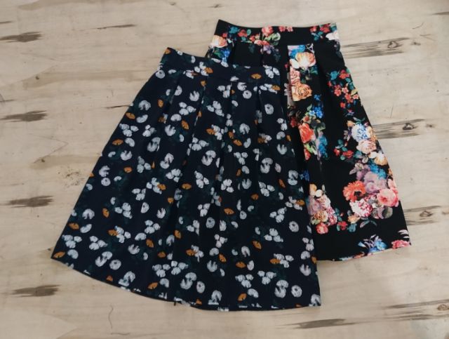 Chân váy xếp ly hoa
