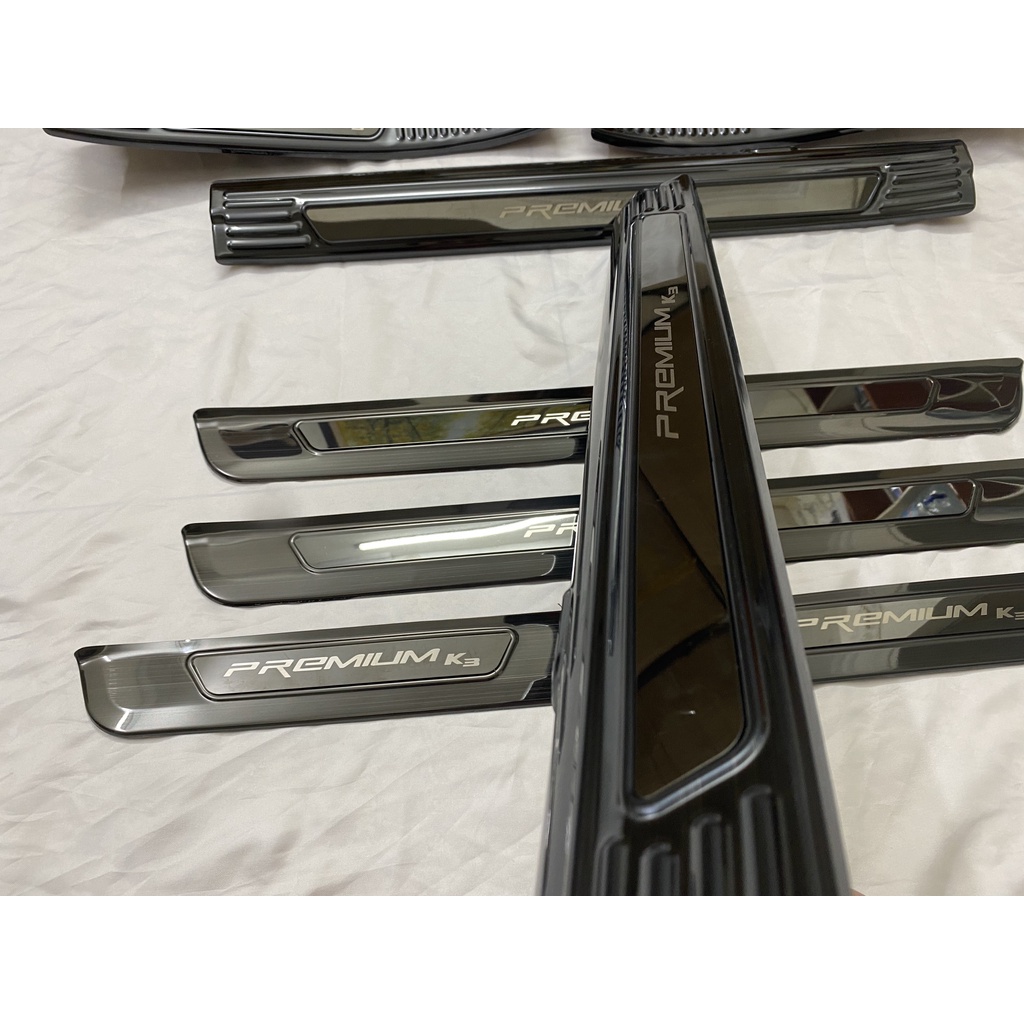 Ốp Bậc Cửa Cho Xe Kia K3 2021-2022 – Mẫu Titan-  tặng keo tăng dính