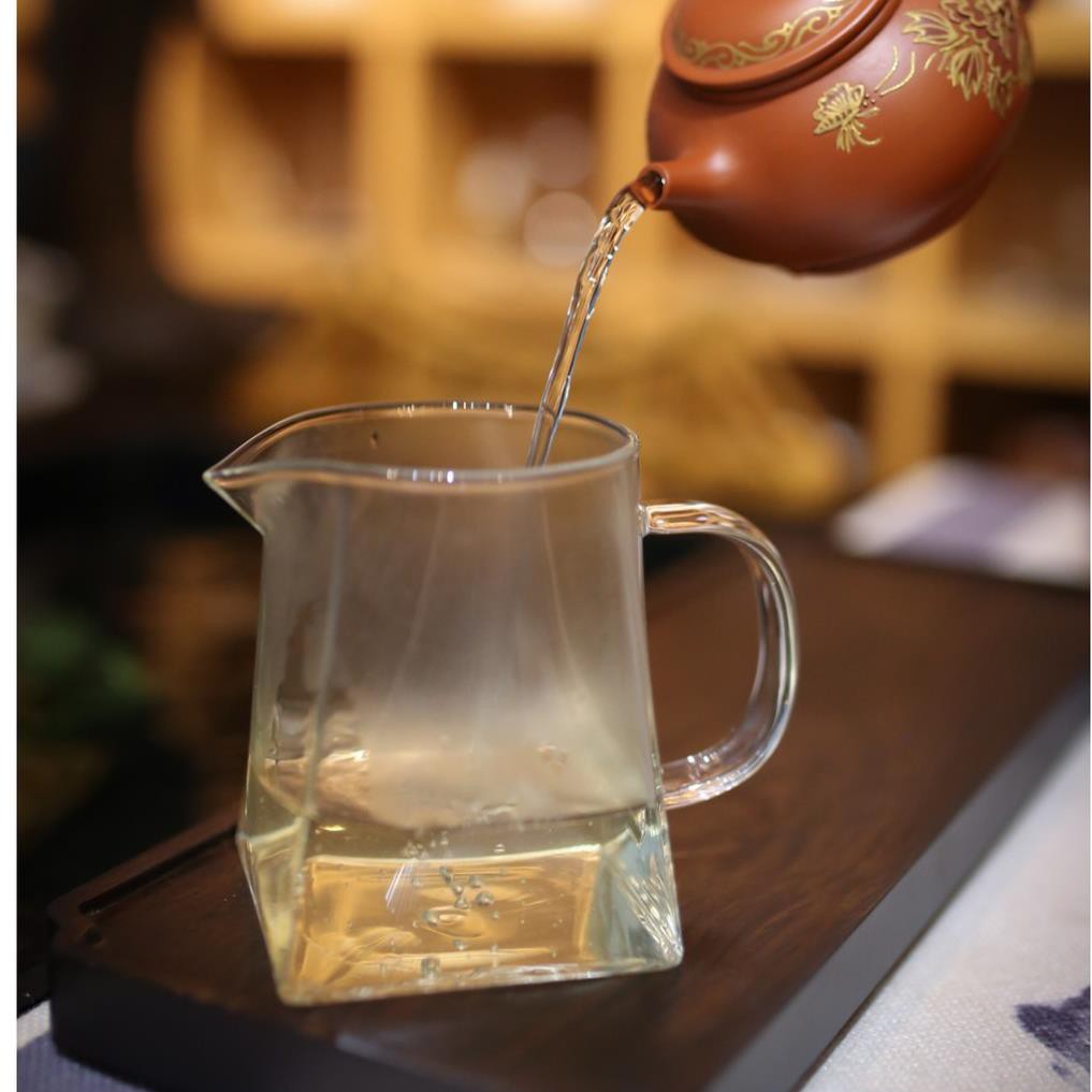 Tống thủy tinh có quai, tống thủy tinh rót trà, dụng cụ trà đạo, trà cụ, tống rót trà cao cấp, trà cụ tinh tế.