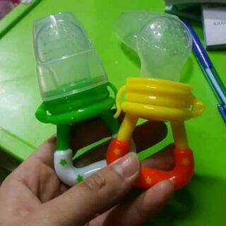 Núm vú giả tập nhai cho bé