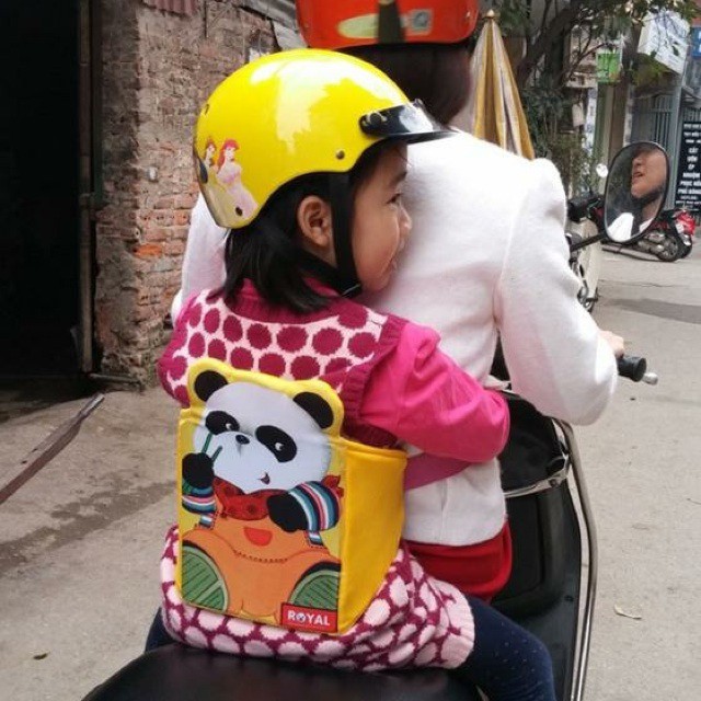 Đai đi xe máy hình gấu an toàn cho bé, chất liệu vải mịn mang lại cảm giác dễ chịu cho mẹ và bé