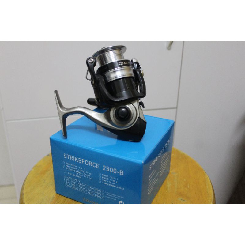 Máy câu đứng Daiwa Strikeforce 2500-B