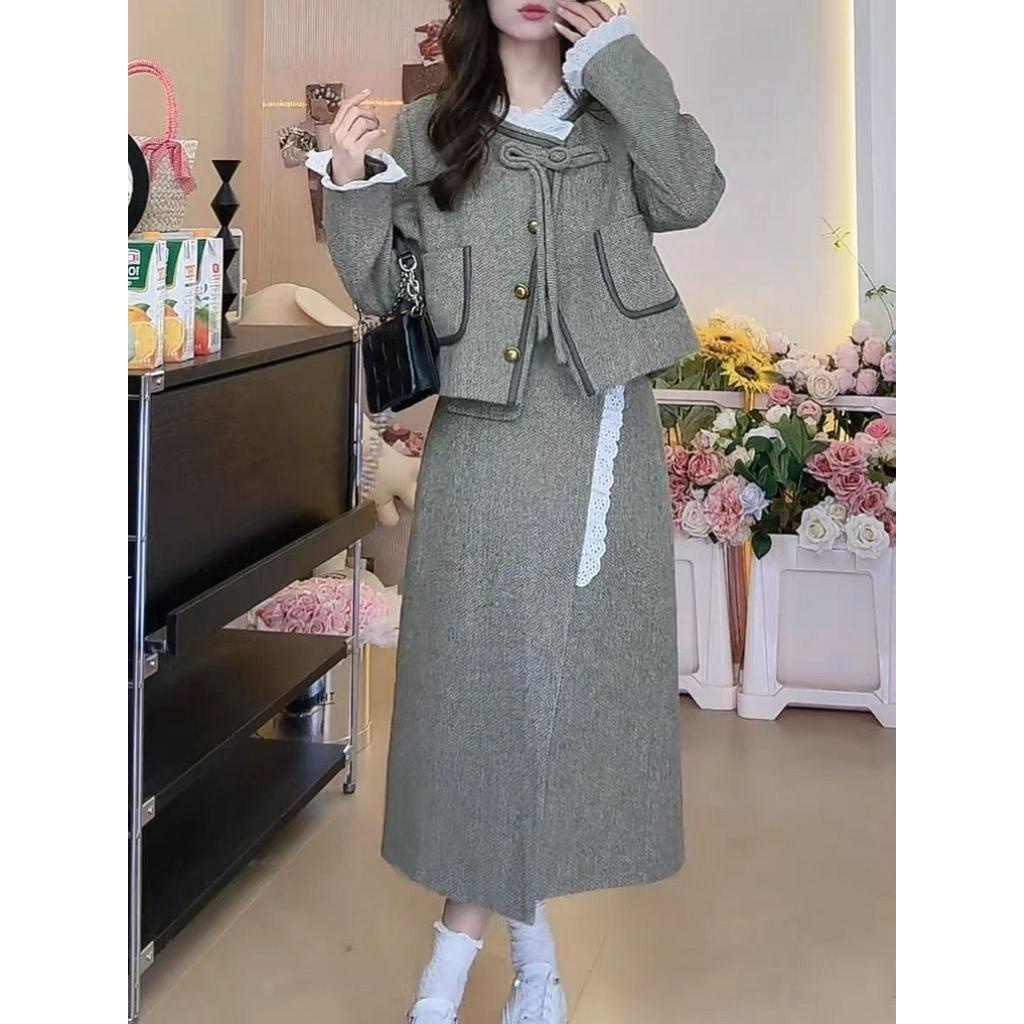 Set Dạ Màu Xanh Áo Khoác Dáng Lửng Cổ Bèo Cúc Nơ Và Chân Váy Dáng Dài Phối Ren Xinh Xắn