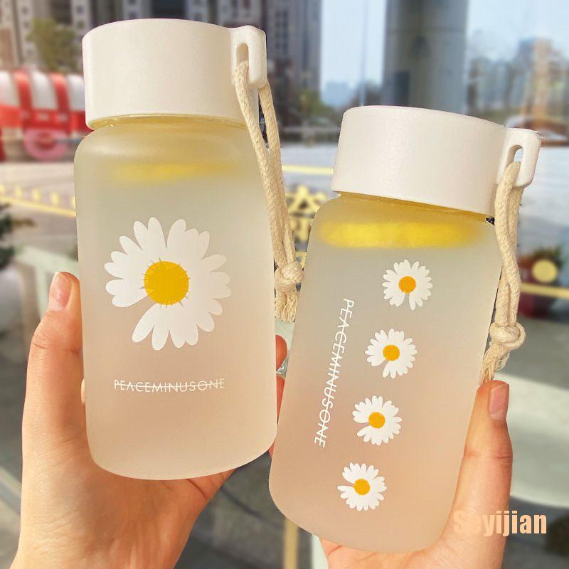 Bình Nước Nhựa Trong Suốt Họa Tiết Hoa Cúc 500Ml