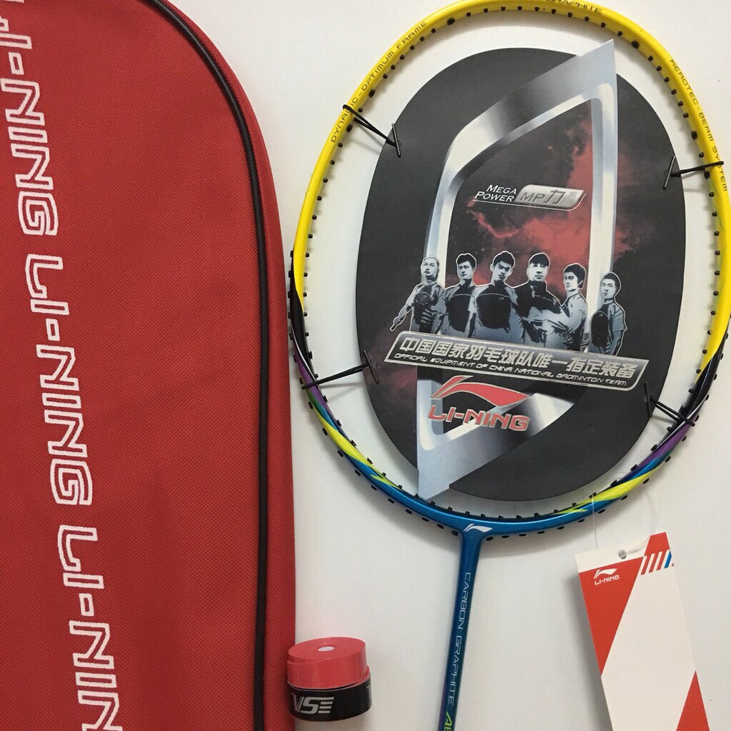 Vợt cầu lông Li-ning, khung carbon được tặng 1 lần cước, cuốn cán và bao vợt đi kèm.