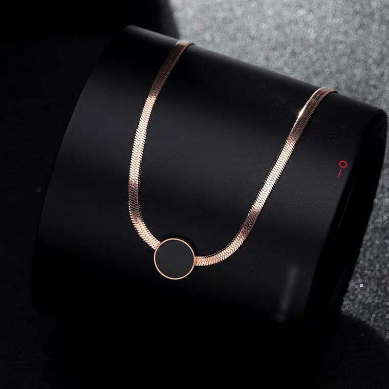 Dây Chuyền Thép Titan Mạ Vàng Hồng 18K Mặt Hình Cỏ Bốn Lá Màu Đen Thời Trang