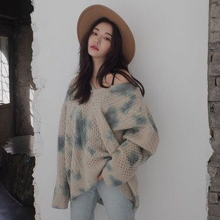 Áo len trễ vai oversize màu loang