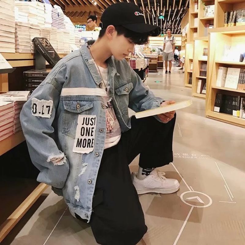 Áo khoác jean nam màu xanh có 2 túi nắp hộp trước ngực, phối rách cài cúc chất denim dáng suông thời trang thu đông