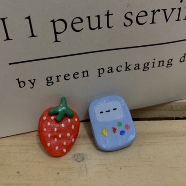 Pin cài áo đất sét handmade, có thiết kế theo yêu cầu, customize clay pin