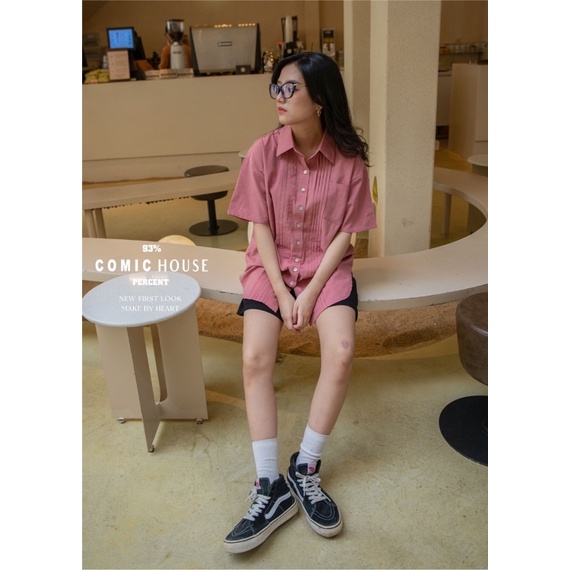 Áo sơ mi linen nữ tay ngắn xếp ly túi ngực Comic