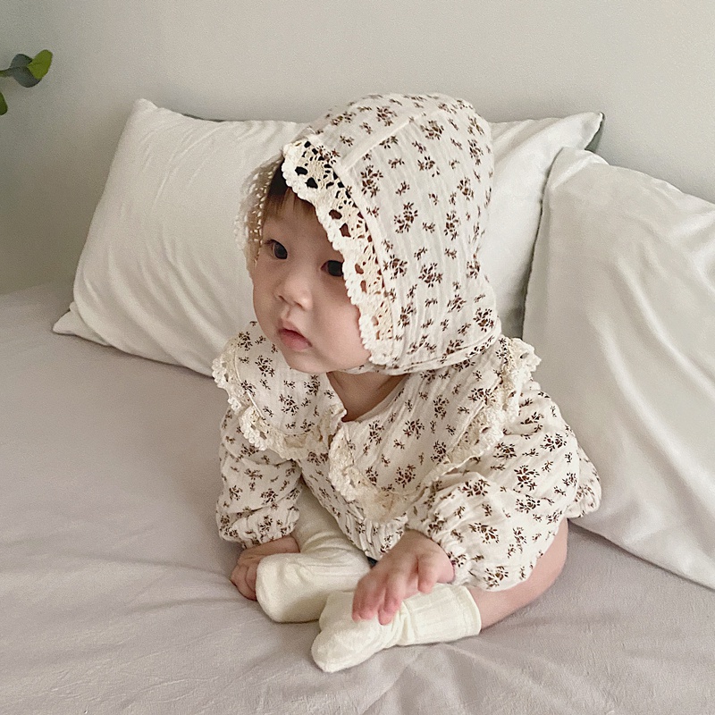 Bộ áo liền quần cotton vải hoa phối ren dài tay + nón cùng loại cho bé gái độ tuổi 0-2T