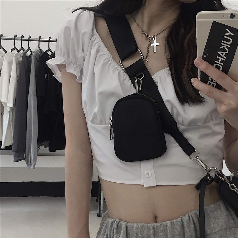 Túi đeo chéo màu đen phối dây xích phong cách retro 2021