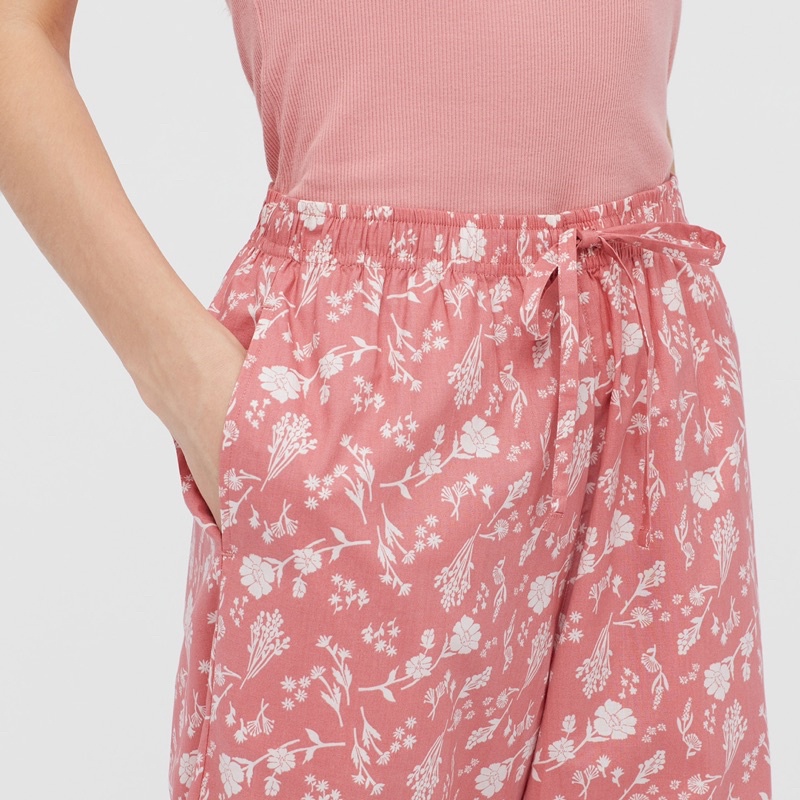 Quần lửng nữ hoa xinh xắn, dễ thương của UNIQLO