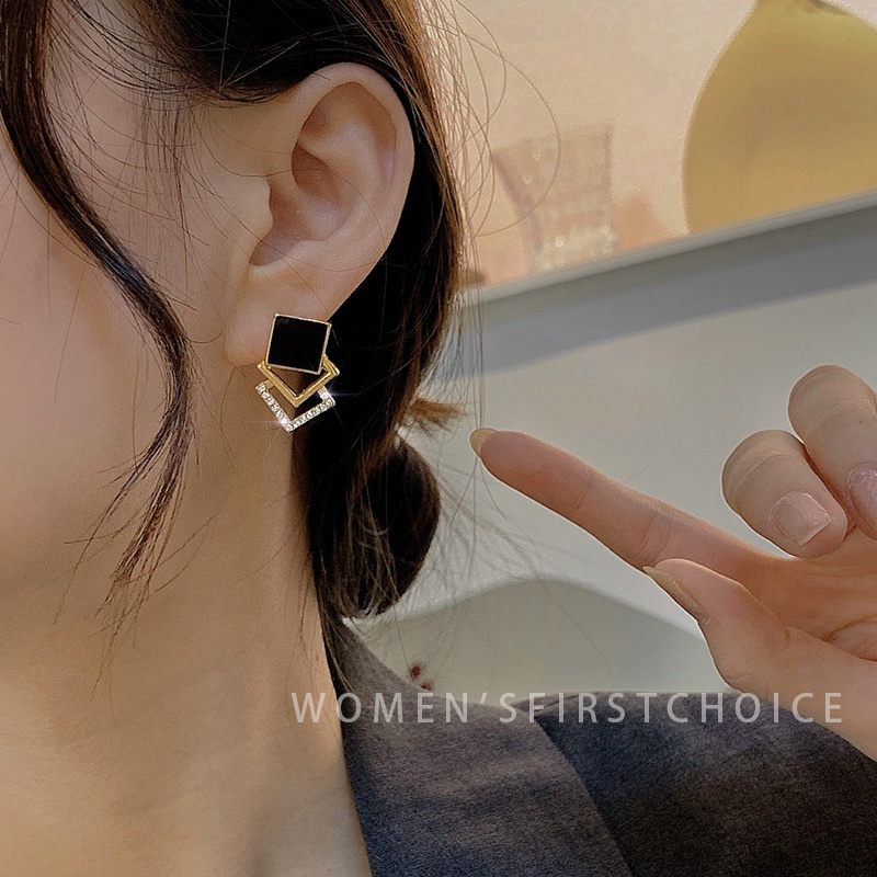 Bông tai nhỏ nhắn đơn giản với màu đen phong cách thanh lịch