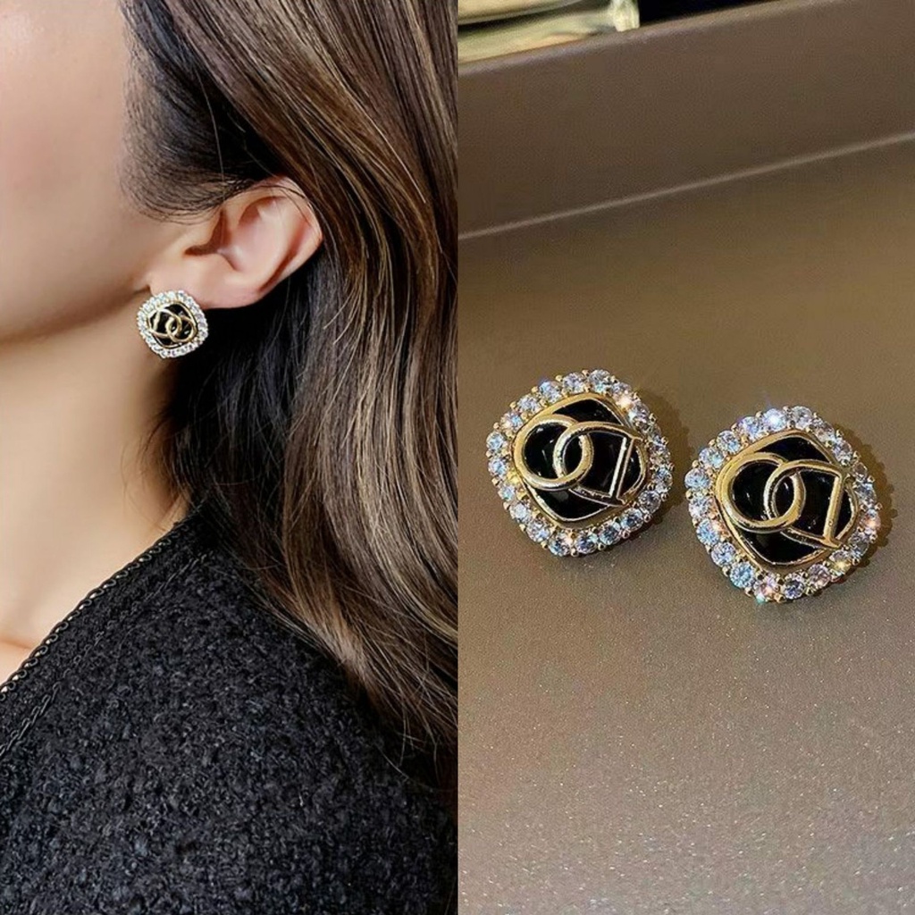Khuyên tai nữ DO vuông đen viền đá bản dày TB590
