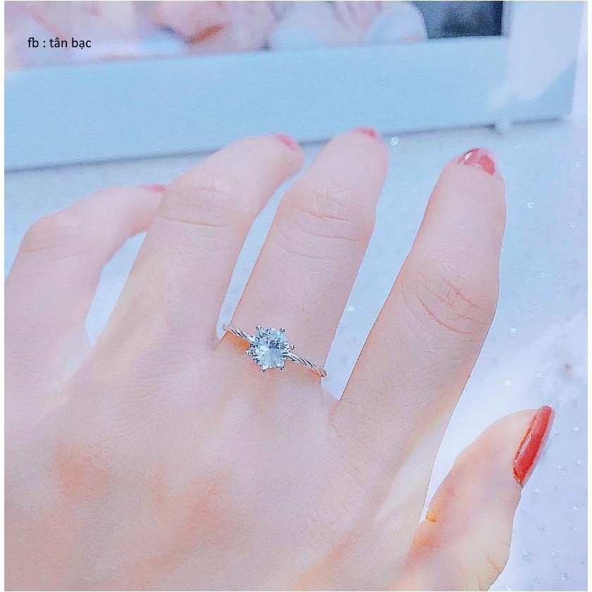 nhẫn soắn đính đá , kiểu dáng đơn giản với viên đá chủ 5li tạo điểm nhẫn cho chiếc nhấn , phần thân soắn nhẹ tạo sự cuốn