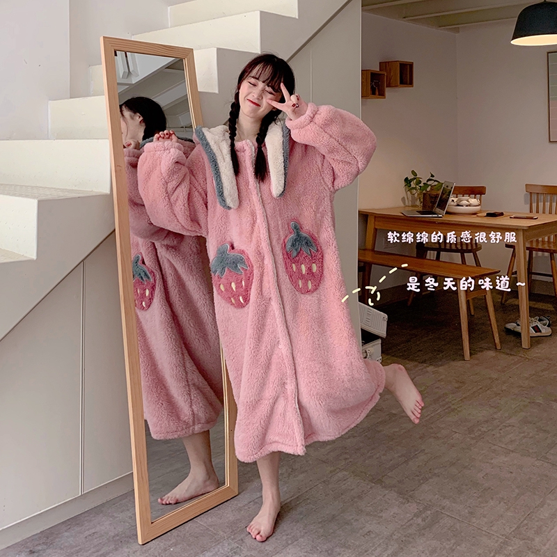 Áo Choàng Ngủ Có Mũ Trùm Đầu Hình Trái Dâu Dễ Thương Cho Nữ | BigBuy360 - bigbuy360.vn