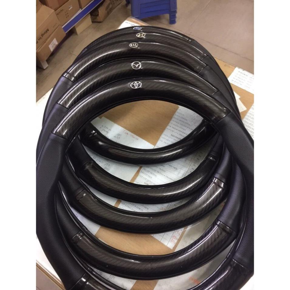 Bọc vô lăng xe hơi da vân cacbon gắn logo hãng KIA | BigBuy360 - bigbuy360.vn