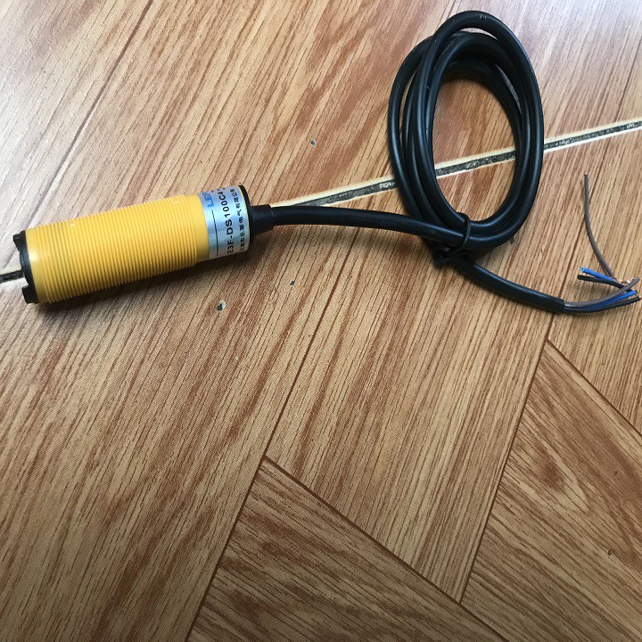 Cảm Biến Khoảng Cách E3F-DS100C4