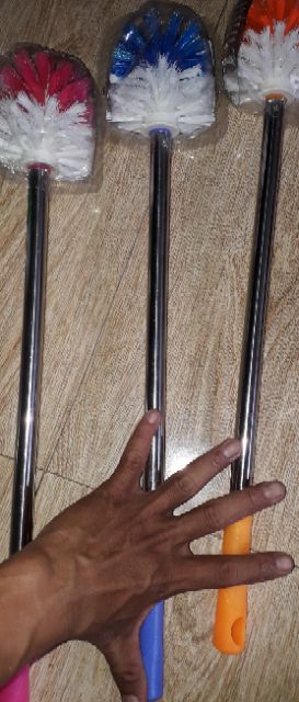 Một cây bàn chải vệ sinh nhà tắm_tolet bằng Inox và nhựa dài 50cm loại tròn