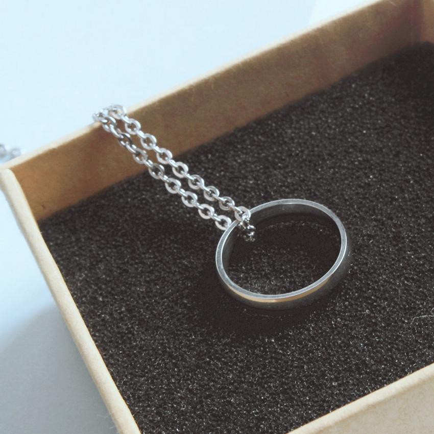 Dây chuyền Vương Nhất Bác xỏ nhẫn phong cách Hàn Quốc thời trang cá tính.