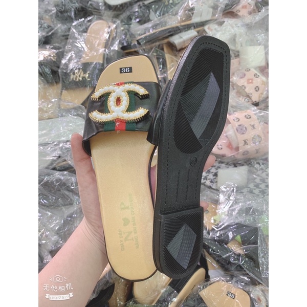 dép bệt quai ngang khoá X nền vàng đầu tròn cưng xỉu. mang được mọi thời tiết. (hình tự chụp )