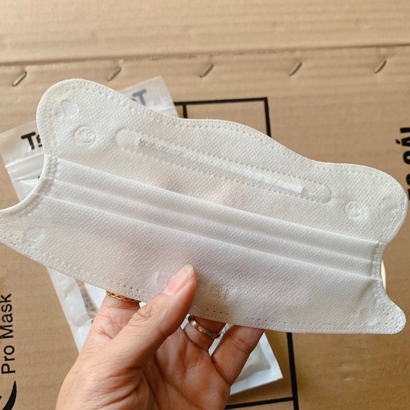 Khẩu trang y tế 4 lớp không mùi 4 lớp dày dặn, form ôm mặt, kháng khuẩn và chống thấm nước, không xù lông