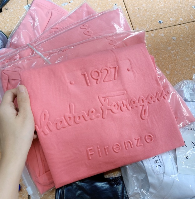 [Mã WAGMV99 giảm 15% đơn 300K] BÁN SỈ ÁO PHÔNG CHỮ SỐ 1927 DẬP NỔI MÀU HỒNG CHO NỮ | BigBuy360 - bigbuy360.vn