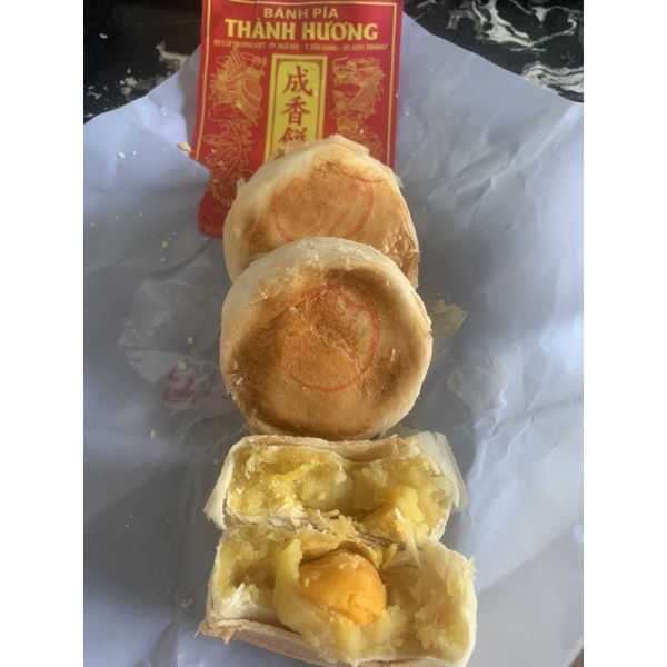 Bánh pía nhân đậu xanh sầu riêng trứng muối Thành Hương 320gr/cây