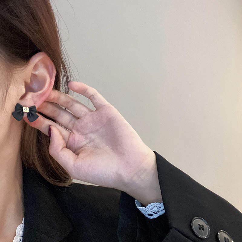 Đôi khuyên tai chốt bạc 925 họa tiết chiếc nơ xinh xắn cho nữ