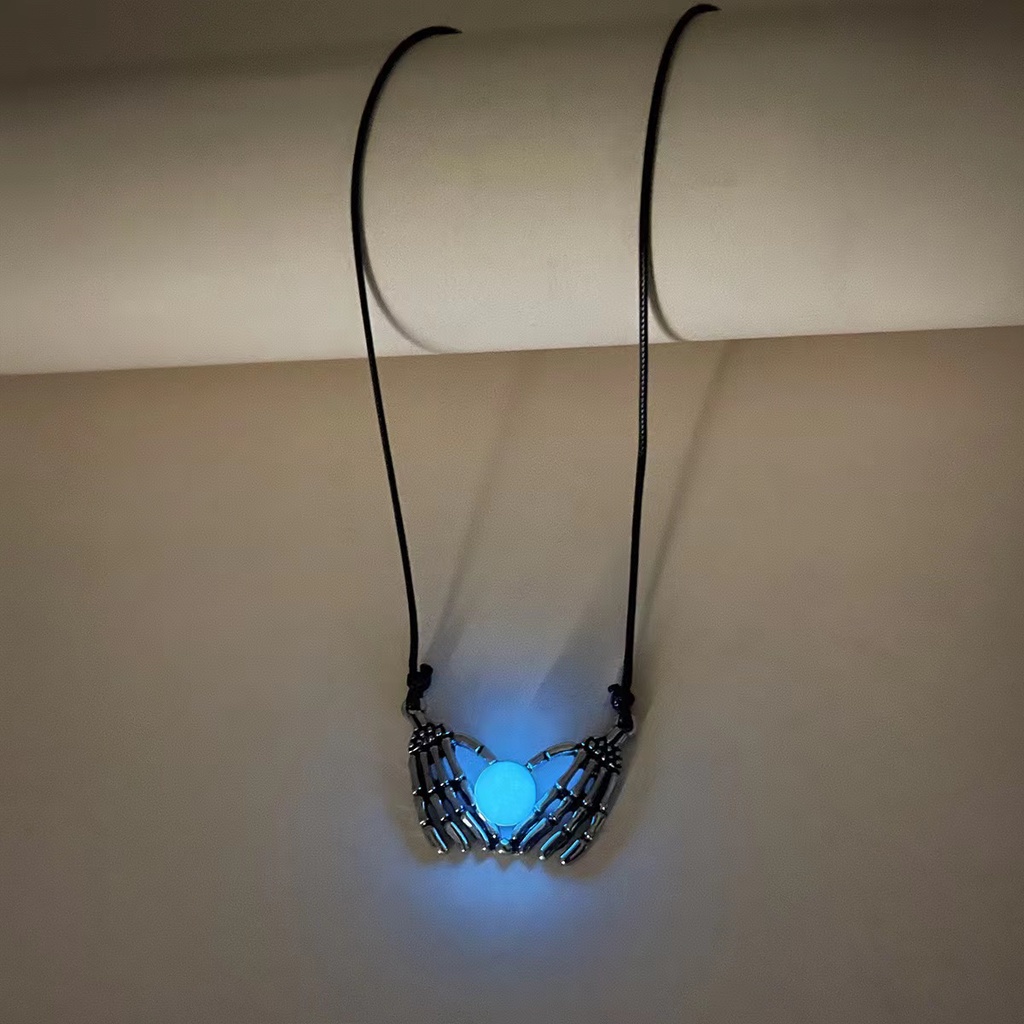 Vòng cổ Mặt Hình Bàn Tay Và Móng Vuốt Đầu Lâu Phát Sáng Phong Cách Retro