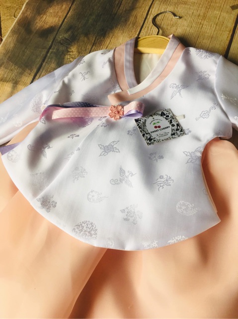 Hanbok cho bé (ảnh thật bộ cuối áo trắng váy đỏ kèm dây treo hueanhshop