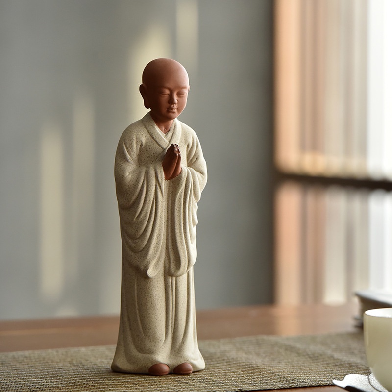 Tượng gốm tăng nhân tu sĩ thành tâm bái phật gốm tử sa- Tượng trang trí decor không gian nội thất