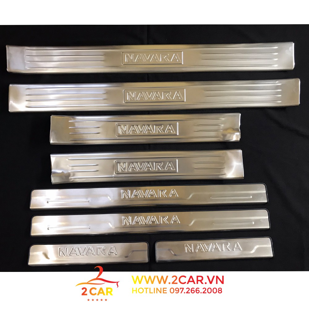 Ốp Bậc Cửa Trong, Ngoài Xe Nissan Navara 2015-2020, chất liệu Inox