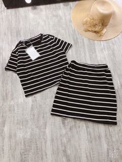 Set áo thun croptop chân váy kẻ