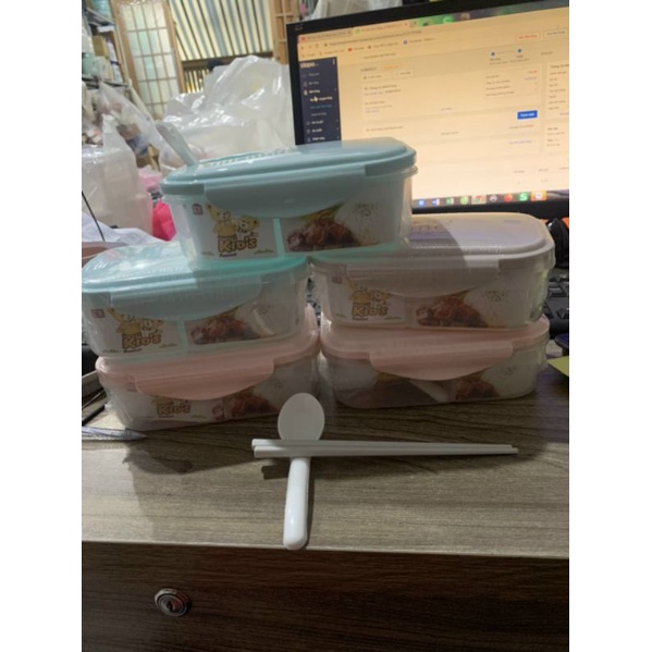 HỘP CHiA NGĂN KÈM ĐŨA MUỖNG ,