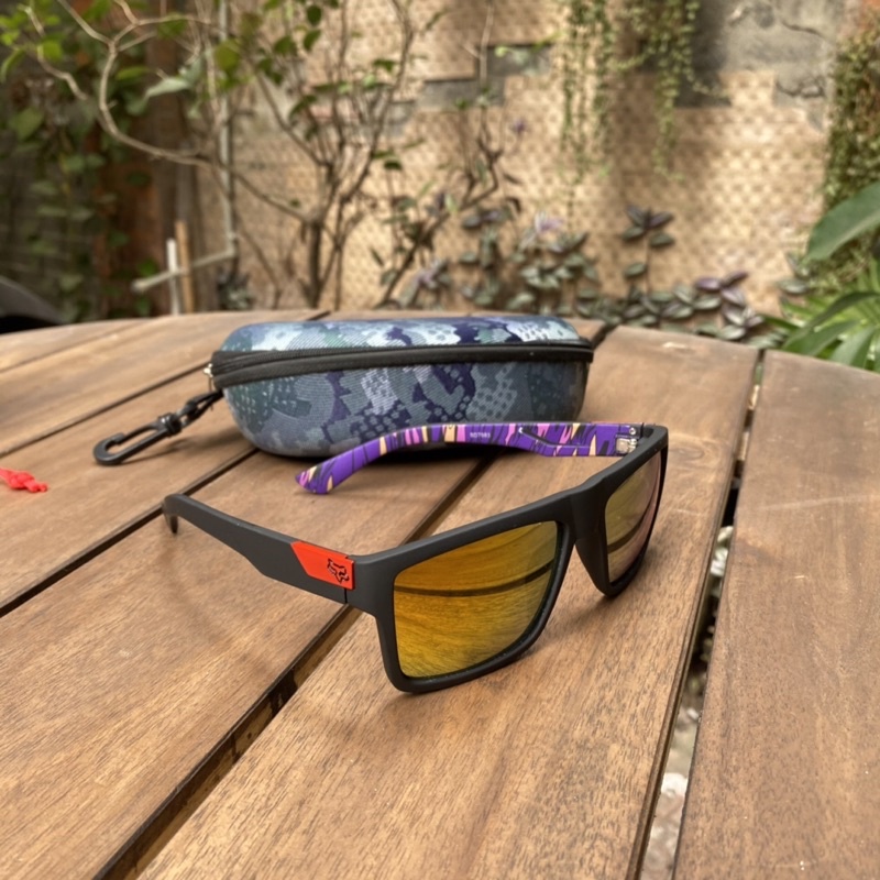 Kính FOX tặng hộp đựng kính móc treo