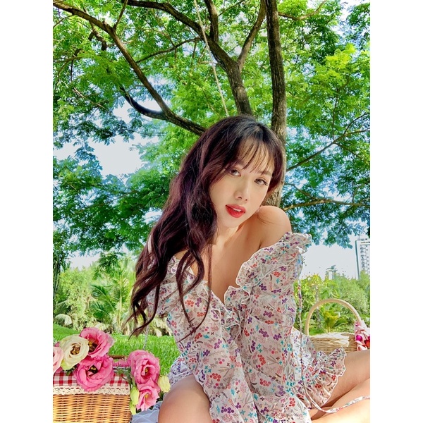 Roseberry - Playsuit xoè tay dài cổ V Floral Ruffle Playsuit vải tơ ánh kim gold | BigBuy360 - bigbuy360.vn