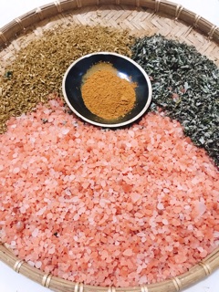 Muối thảo dược chườm bụng
